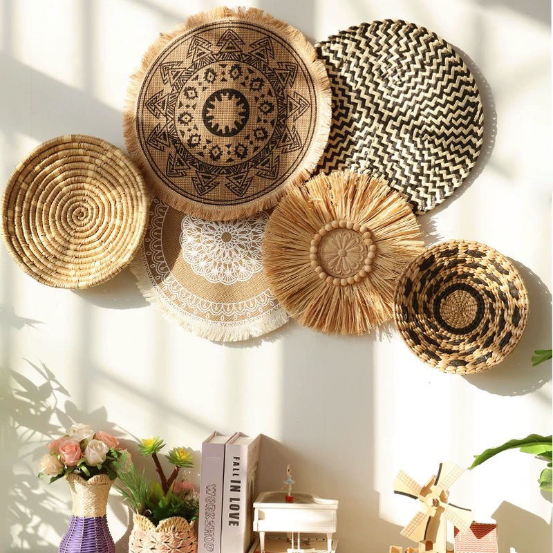 decor the wall and vary the space