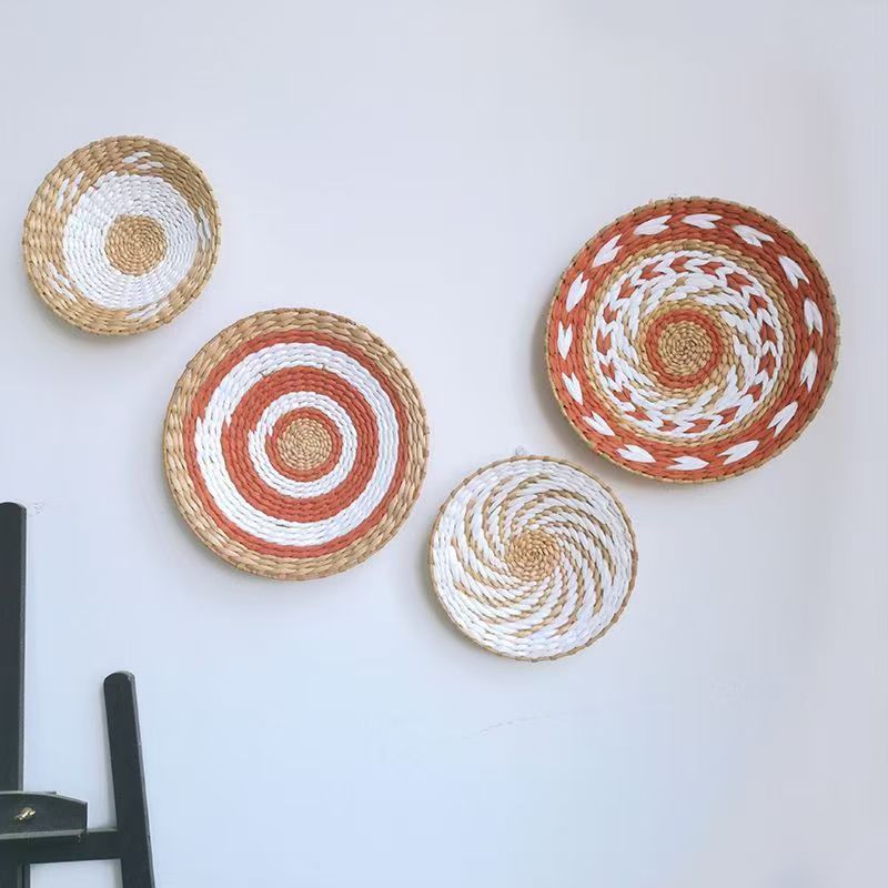 decor the wall and vary the space